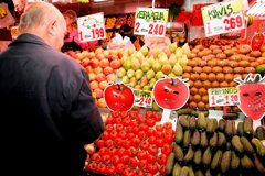 Foto: El mercado de San Isidro en Carabanchel cumple 60 años reformado (SOCIEDAD ESPAÑOLA DE RETINA Y VÍTREO/TINKLE)