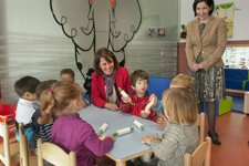 Barcina Conversa Con Los Niños En Una De Las Aulas. 