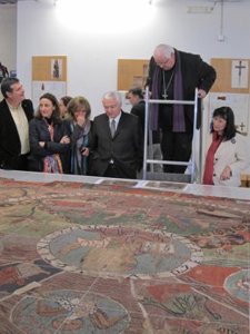 El Obispo De Girona, Francesc Pardo, Contempla El Tapiz De La Creación