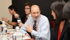 Rubalcaba Durante La Comida En El Congreso Del Psoe