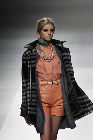 Modelo De El Comillo De Morsa En La Mercedes-Benz Fashion Week Madrid