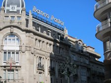 Fachada De Una De Las Sedes Del Banco Pastor