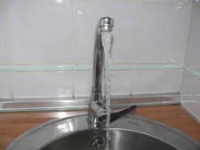 El agua corre por un grifo abierto.