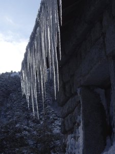 Témpanos De Hielo En Un Tejado, En Una Imagen De Archivo