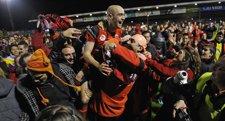 Pablo Infante Celebra La Victoria Con El Resto Del Equipo