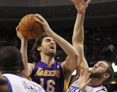 Foto: Lakers encaja una nueva derrota con récord de Bryant (© TIM SHAFFER / REUTERS)