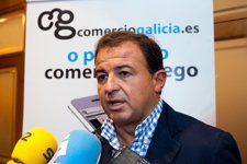 O conselleiro de Economía e Industria, Javier Guerra, acompañado polo presidente