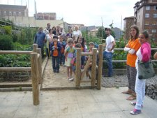 Niños Y Mayores En Huertos Sostenibles 