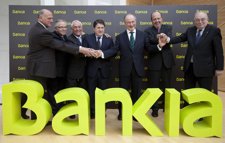 José Luis Olivas En El Centro Junto A Los Presidentes De Las Integrantes De BFA