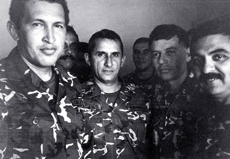 Hugo Chávez Junto A Compañeros De Armas Tras Su Intento De Golpe De Estado