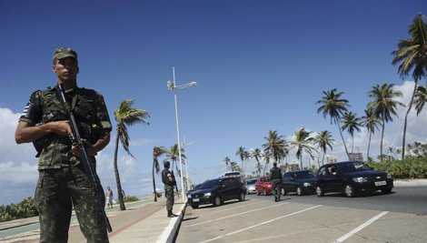 Soldados Brasileños Patrullan Por Salvador De Bahía