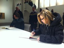 La Vicepresidenta Joana Ortega Escribe En El Libro De Condolencias De Tàpies