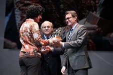 El Presidente De La Generalitat, Artur Mas, Entregando Un Premio