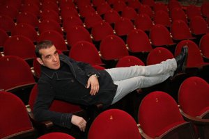 El Actor Luis Merlo Posa Tumbado Sobre Las Butacas Del Teatro