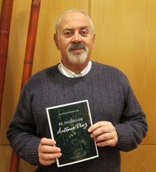 El Escritor Riojano Javier Bañares Caro Con Su Libro 'El Diario De Antonio Díaz'