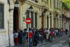 Personas A La Espera De Ser Atendidas En Las Instalaciones De Casa Caridad