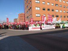 Empleados Públicos Frente A La Sede De Las Cortes