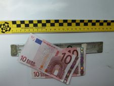 Dinero Sustraído Por Un Joven De Cajeros De Granada