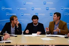 Representantes de Novas Xeracións de Galicia e o voceiro do PPdeG, Antonio Rodrí