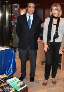 Visita Del Alcalde De Torrelavega, Ildefonso Calderón, A La Biblioteca Municipal