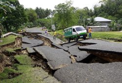 El Ejército reduce a 22 el número de muertos por el terremoto en Filipinas