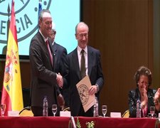 Rodrigo Rato Recogiendo El Premio A La Tolerancia Que Entrega El Ateneo Mercanti