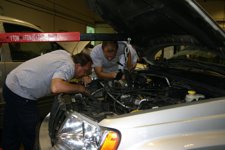 Dos Trabajadores En Un Taller