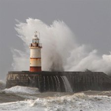 Faro, rompiendo olas, temporal viento costa Gran Bretaña, maremoto, huracán