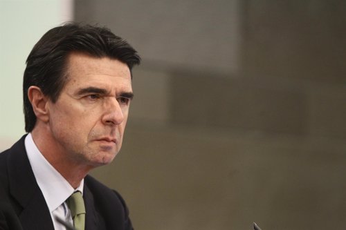 El Congreso convalida la suspensión de primas a las renovables