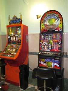 Máquinas Tragaperras En Un Salón De Juegos. 