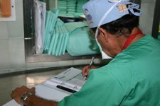 Un Cirujano Rellena El Protocolo De Verificación Quirúrgica Antes De Operar