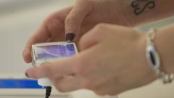 Foto: Un 42% de los inmigrantes latinos tiene 'smartphone' y un 55% usa Internet desde el móvil (EUROPA PRESS)