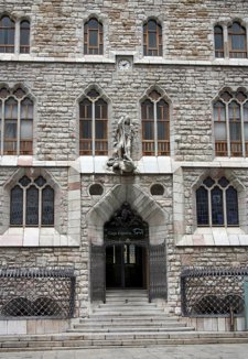 Fachada Del Edificio Botines, Sede De Caja España-Duero