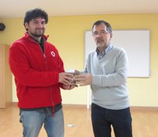 El Director Del CEIP García Lorca Entrega El Donativo A Un Miembro De Cruz Roja