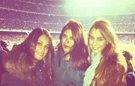 Las novias culés animan desde el palco