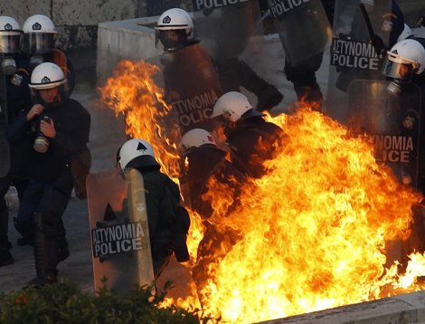 Protestas Ante El Parlamento De Grecia