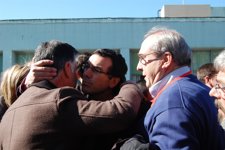 Viera, Despedido Entre Abrazos.