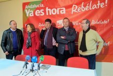 Valderas (C) Con Responsables De IU En Jaén Antes De La Rueda De Prensa.