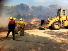 Los Bomberos, En La Extinción Del Incendio