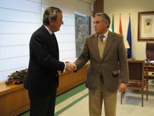El Presidente De Fundación Sevillana Endesa Y El Hermano De Santa Caridad