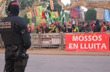Funcionarios Protestan Ante El Parlament