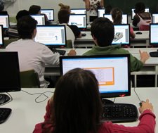 Estudiantes Con Ordenadores En Las Aulas