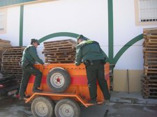Agentes Tras La Detención De Los Imputados