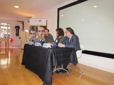 Los Jefes De Psiquiatría Del Clínic Y Del Hospital Sureste Presentando Asepina'