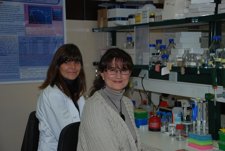 Las Investigadoras Nieves Vizcaíno, En Primer Término, Y Pilar Sancho.