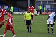 Un Árbitro Pita Falta En Un Lance De Un Partido