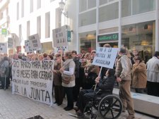 Manifestación De Los Vecinos De El Cerro Ante Igualdad Por El Geriátrico