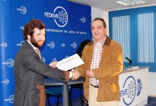 Entrega De Diploma A Uno De Los Profesionales