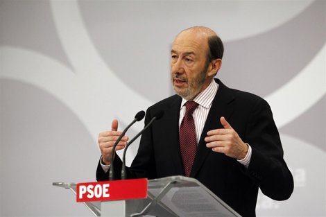 Rubalcaba critica “la campaña repugnante” del PP contra los sindicatos