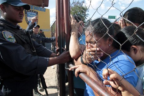Familiares De Presos Muertos En La Prisión Hondureña De Comayagua